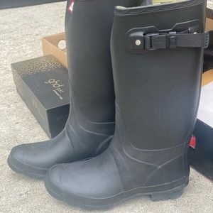 Hunter rain boots. Huntress